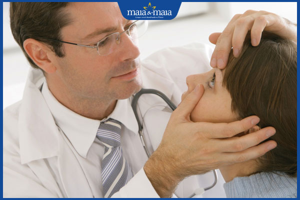 bác sĩ kiểm tra nốt ruồi