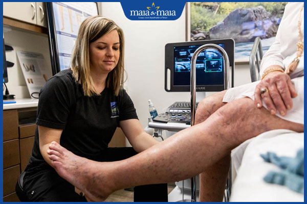 bác sĩ kiểm tra vết loét