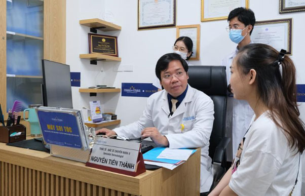 chị trang thăm khám