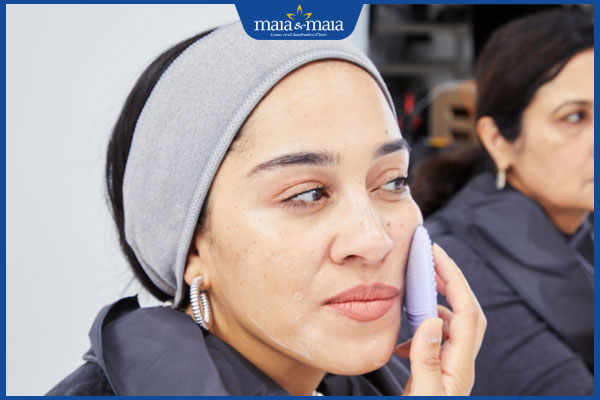 Chuyên gia tư vấn da mụn có nên dùng máy rửa mặt không? 2 dùng máy rửa mặt