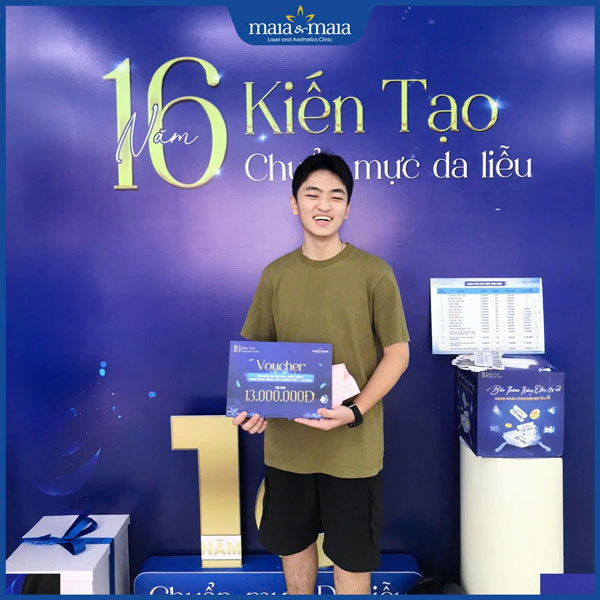 khách hàng vui vẻ nhận voucher