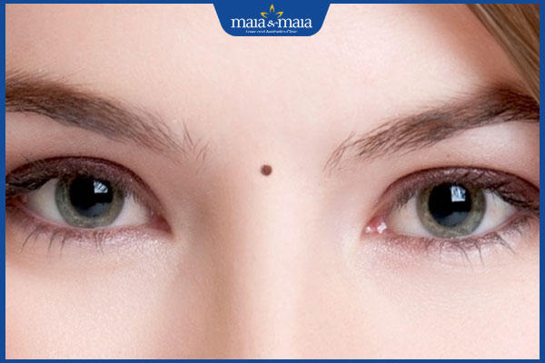 người có nốt ruồi giữa 2 lông mày