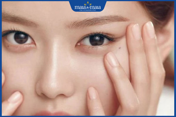 nốt ruồi đón lệ