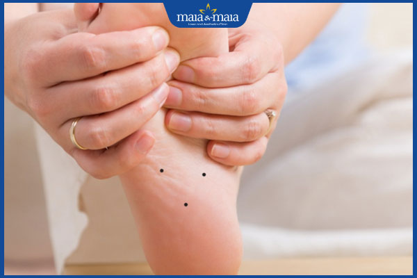 nốt ruồi ở chân tạo thành hình tam giác