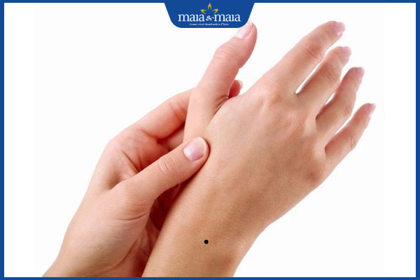 nốt ruồi ở cổ tay trên