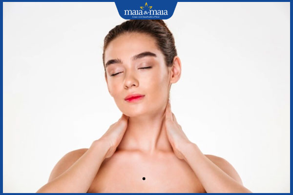 nốt ruồi ở ngực gần cổ