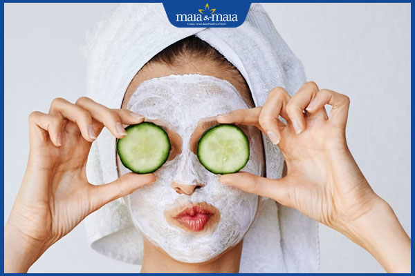 Ngủ sớm có hết thâm mắt không? Cách xóa thâm mắt hiệu quả 4 đắp dưa chuột lên mặt