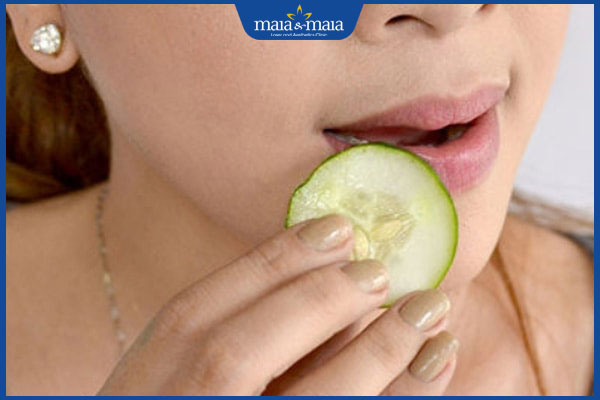 đắp dưa chuột lên môi