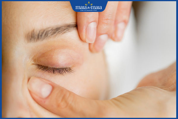thực hiện massage mắt