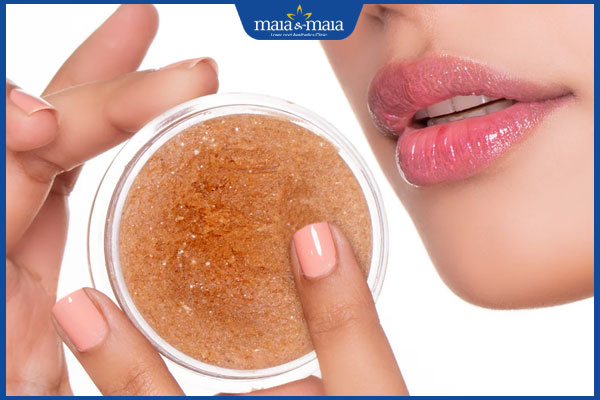 thực hiện tẩy tế bào chết cho môi