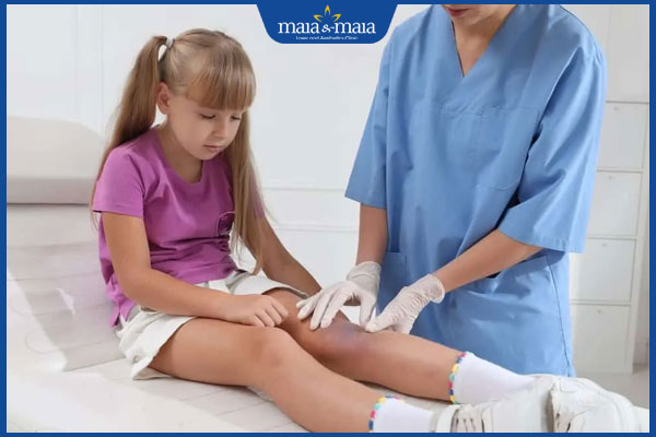 cho trẻ đi khám bác sĩ