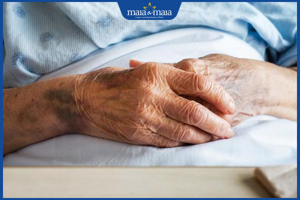 Vết bầm tím có nguy hiểm không? Cách xử lý và phòng ngừa 3 người lớn tuổi bầm tím