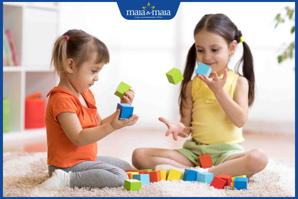 Cách chăm sóc và ngăn ngừa bé hay bị vết bầm tím ở chân 4 trẻ chơi trên thảm