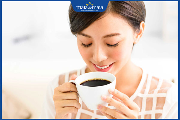 Môi thâm thiếu chất gì? Cách bổ sung dưỡng chất cho môi 5 uống cà phê