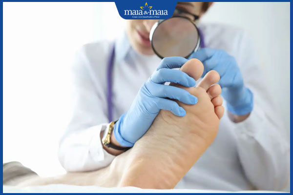 bác sĩ khám nấm móng