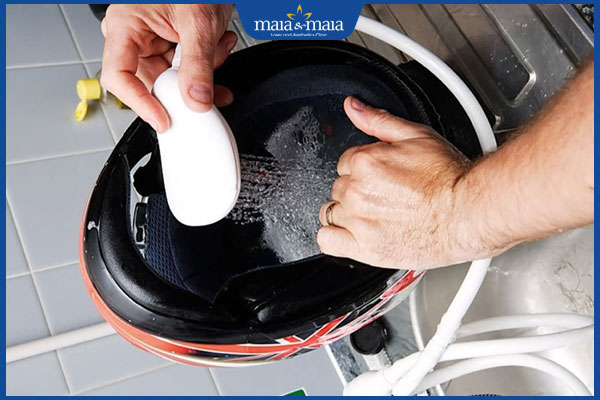 giặt mũ bảo hiểm