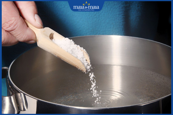 pha muối và nước ấm