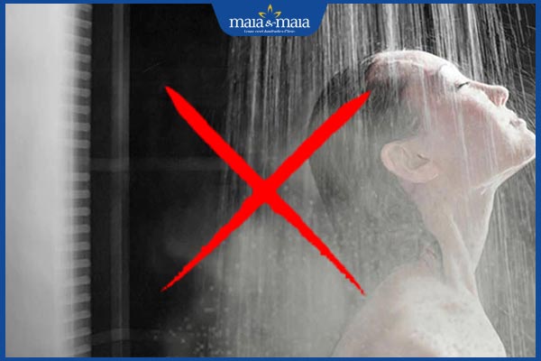 tránh gội đầu nước nóng