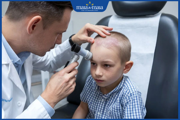 trẻ bị nấm đầu khám bác sĩ