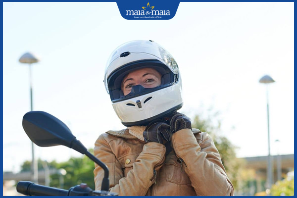 đội mũ bảo hiểm