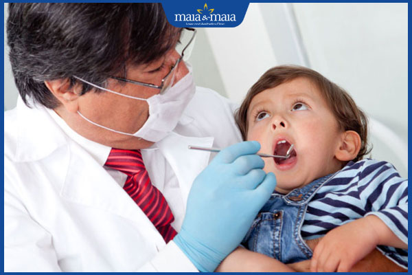 trẻ khám bác sĩ