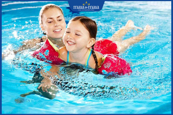 Cách ngăn ngừa tác hại của nước bể bơi với da và tóc 3 trẻ nhỏ bơi