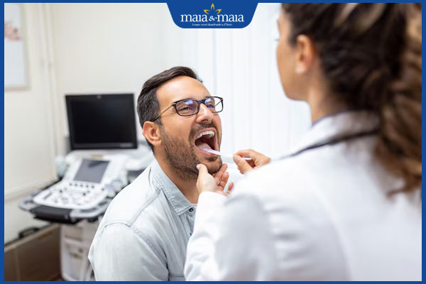 bác sĩ khám họng