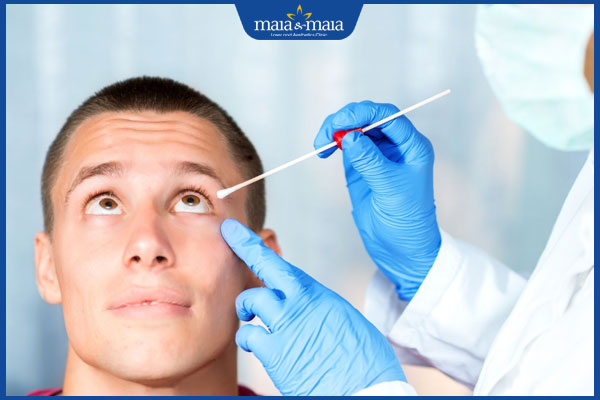 bác sĩ khám mắt