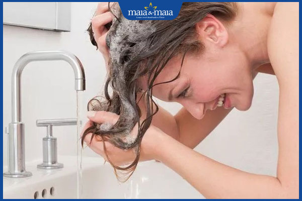 gội đầu bằng dung dịch vệ sinh phụ nữ