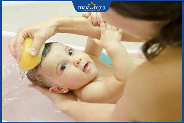 Trẻ sơ sinh bị gàu có sao không? Nguyên nhân & cách chăm sóc 3 tắm cho trẻ