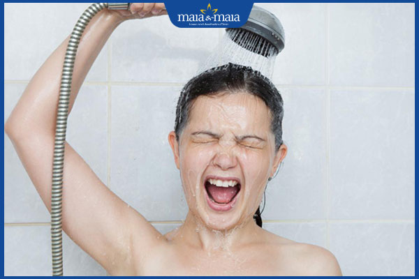 Mẹ bị mề đay sau sinh phải làm sao? Có để con bú được không? 5 tắm nước mát