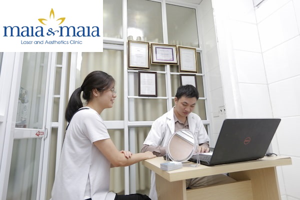 Hình ảnh: Thạc sỹ Bác sỹ Nguyễn Văn Hoàn đang thăm khám khách hàng nám da