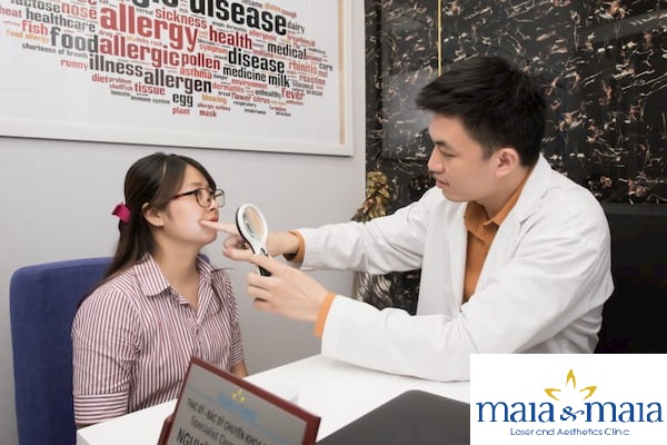 Hình ảnh : Thạc sỹ - Bác sĩ Nguyễn Văn Hoàn đanh thăm khám cho bệnh nhân Hình ảnh : Thạc sỹ - Bác sĩ Nguyễn Văn Hoàn đanh thăm khám cho bệnh nhân