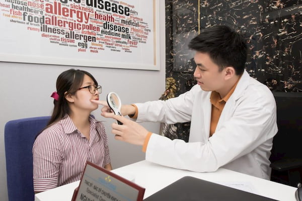 TS- Bác sĩ Nguyễn Văn Hoàn đang thăm khám cho bệnh nhân tại Phòng khám chuyên khoa da liễu Maia TS- Bác sĩ Nguyễn Văn Hoàn đang thăm khám cho bệnh nhân