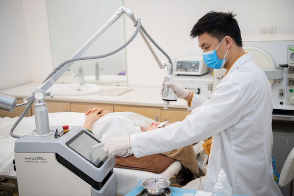 Hình ảnh: Ths.bs đang hỗ trợ điều trị sẹo tại Phòng khám Da liễu Thẩm mỹ Maia & Maia