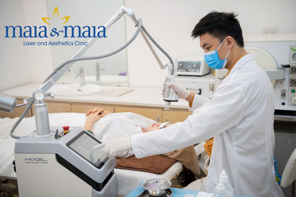 Hình ảnh: Ths.bs đang hỗ trợ điều trị sẹo tại Phòng khám Da liễu Thẩm mỹ Maia & Maia