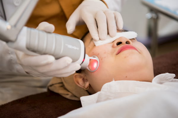 Hình ảnh: Ths.Bs đang tiến hành hỗ trợ điều trị bằng phương pháp cao cấp