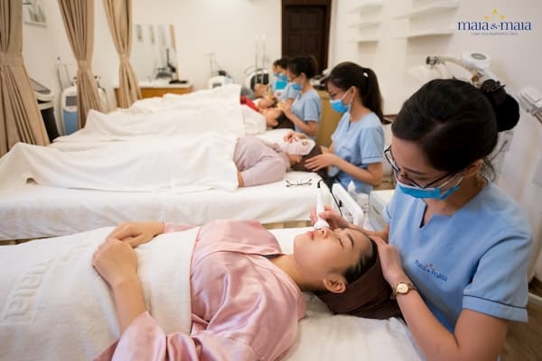 Đội ngũ Y tá đang chăm sóc da chuyên sâu cho khách hàng Đội ngũ Y tá đang chăm sóc da chuyên sâu cho khách hàng