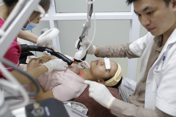 Hình ảnh: Quá trình hỗ trợ điều trị sẹo lồi