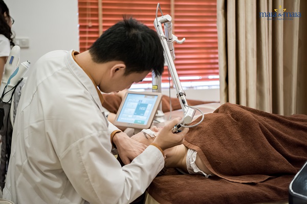 Bác sĩ hỗ trợ điều trị cho khách hàng Bác sĩ hỗ trợ điều trị cho khách hàng
